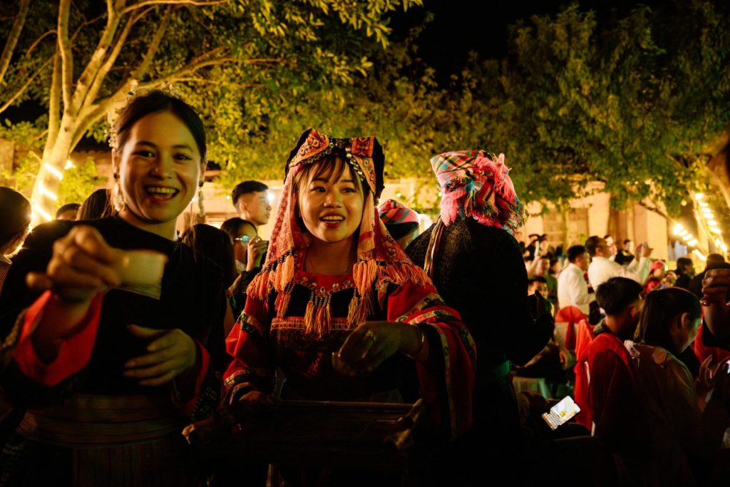 Chụp phóng sự đám giỗ của người Lô Lô Đen nơi Biên cương xa xôi