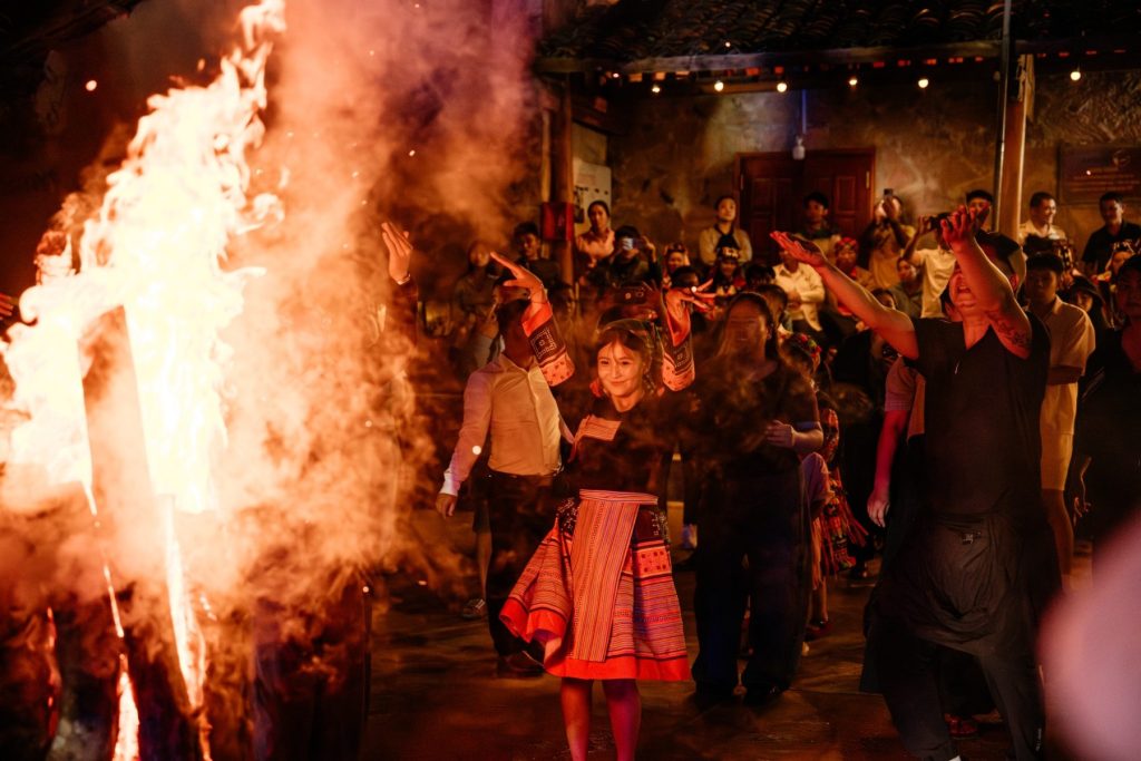 Chụp phóng sự đám giỗ của người Lô Lô Đen nơi Biên cương xa xôi