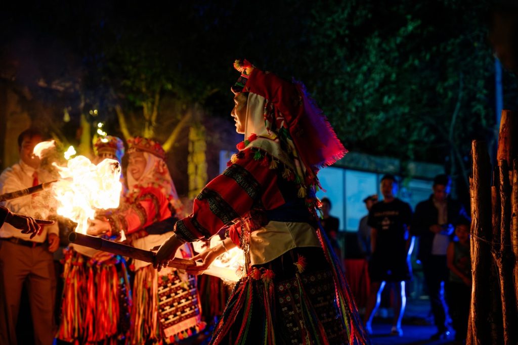 Chụp phóng sự đám giỗ của người Lô Lô Đen nơi Biên cương xa xôi